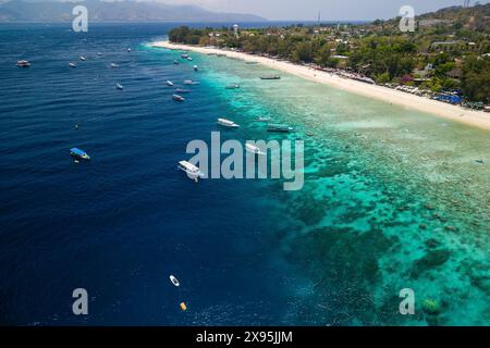 Plongée avec tuba et bateaux d'excursion sur le bord du récif à côté de la plage principale de Gili Trawangan, Indonésie Banque D'Images