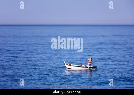 Homme dans un petit bateau de pêche, Camogli, Ligurie, Italie Banque D'Images