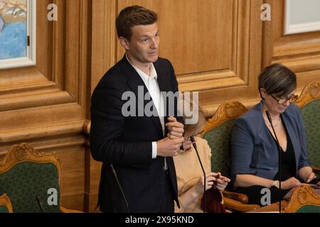 Au Folketinget, il y a un dernier débat avant la pause estivale. Sigurd Agersnap de la gauche verte lors du débat final le mercredi 29 mai 2024. Il sera centré sur des questions adressées au premier ministre sur des questions de politique intérieure et étrangère. Le débat devrait se poursuivre jusqu'à minuit environ. Copenhagen Folketingssalen, Christiansborg Danemark Copyright : xKristianxTuxenxLadegaardxBergx 2E6A1471 Banque D'Images