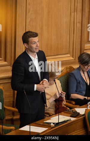 Au Folketinget, il y a un dernier débat avant la pause estivale. Sigurd Agersnap de la gauche verte lors du débat final le mercredi 29 mai 2024. Il sera centré sur des questions adressées au premier ministre sur des questions de politique intérieure et étrangère. Le débat devrait se poursuivre jusqu'à minuit environ. Copenhagen Folketingssalen, Christiansborg Danemark Copyright : xKristianxTuxenxLadegaardxBergx 2E6A1492 Banque D'Images