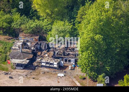Luftbild, Blau-Gold-Clubhaus Vereinsheim, abgebranntes zerstörtes Haus an der Lohestraße am Sportplatz, EMST, Hagen, Ruhrgebiet, Rhénanie-du-Nord-Westphalie, Deutschland ACHTUNGxMINDESTHONORARx60xEURO *** vue aérienne, Blau Gold Clubhaus Clubhouse, maison détruite incendiée sur Lohestraße sur le terrain de sport, EMST, Hagen, Ruhr area, Rhénanie du Nord-Westphalie, Allemagne ACHTUNGxMINDESTHONORARx60xEURO Banque D'Images