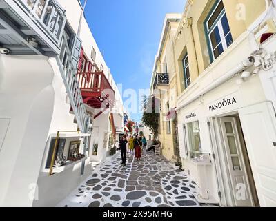 Mykonos, Grèce - 7 mai 2024 : image symbolique d'un séjour sur l'île de Mykonos en Grèce. Bâtiments blancs et ruelles avec touristes *** Symbolbild Urlaub auf der Insel Mykonos dans Griechenland. Weiße Gebäude und Gassen mit Touristen Banque D'Images