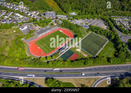 Luftbild, Erich-Berlet-Stadion, ehemals Kirchenbergstadion, FußballStadion und LeichtathletikStadion mit Nebenplatz, an der Autobahn A46, Hohenlimburg, Hagen, Ruhrgebiet, Rhénanie-du-Nord-Westphalie, Deutschland ACHTUNGxMINDESTHONORARx60xEURO *** vue aérienne, stade Erich Berlet, anciennement Kirchenbergstadion, stade de football et stade d'athlétisme avec terrain latéral, sur l'autoroute A46, Hohenlimburg, Hagen, région de la Ruhr, Rhénanie-du-Nord-Westphalie, Allemagne ACHTUNGxMINDESTHONORARx60xEURO Banque D'Images