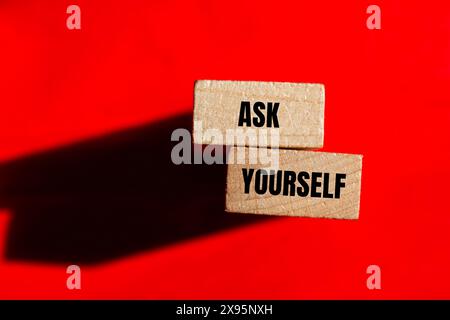 Posez-vous des mots écrits sur des blocs de bois avec un fond rouge. Symbole conceptuel se poser. Copier l'espace. Banque D'Images