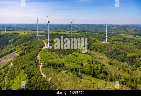 Luftbild, Baustelle Windpark Stoppelberg zwischen Hohenlimburg und Brechtefeld, neue Windräder im Waldgebiet mit Waldschäden, Veserde, Nachrodt-Wiblingwerde, Ruhrgebiet, Rhénanie-du-Nord-Westphalie, Deutschland ACHTUNGxMINDESTHONORARx60xEURO *** vue aérienne, site de construction du parc éolien Stoppelberg entre Hohenlimburg et Brechtefeld, nouvelles éoliennes dans la zone forestière endommagée, Veserde, Nachrodt Wiblingwerde, région de la Ruhr, Rhénanie du Nord-Westphalie, Allemagne ATTENTIONxMINDESTHONORARx60xEURO Banque D'Images