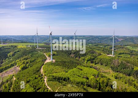 Luftbild, Baustelle Windpark Stoppelberg zwischen Hohenlimburg und Brechtefeld, neue Windräder im Waldgebiet mit Waldschäden, Veserde, Nachrodt-Wiblingwerde, Ruhrgebiet, Rhénanie-du-Nord-Westphalie, Deutschland ACHTUNGxMINDESTHONORARx60xEURO *** vue aérienne, site de construction du parc éolien Stoppelberg entre Hohenlimburg et Brechtefeld, nouvelles éoliennes dans la zone forestière endommagée, Veserde, Nachrodt Wiblingwerde, région de la Ruhr, Rhénanie du Nord-Westphalie, Allemagne ATTENTIONxMINDESTHONORARx60xEURO Banque D'Images