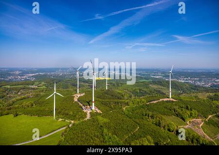 Luftbild, Baustelle Windpark Stoppelberg zwischen Hohenlimburg und Brechtefeld, neue Windräder im Waldgebiet mit Waldschäden, zwischen Hohenlimburg und Brechtefeld, Dahl, Hagen, Ruhrgebiet, Rhénanie-du-Nord-Westphalie, Deutschland ACHTUNGxMINDESTHONORARx60xEURO *** vue aérienne, site de construction parc éolien Stoppelberg entre Hohenlimburg et Brechtefeld, nouvelles éoliennes dans la zone forestière endommagée par les forêts, entre Hohenlimburg et Brechtefeld, Dahl, Hagen, région de la Ruhr, Rhénanie du Nord-Westphalie, Allemagne ATTENTIONxMINDESTHONORARx60xEURO Banque D'Images