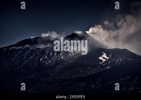 Le volcan Etna libère des anneaux vortex volcaniques dans le ciel, Sicile, Italie. Géologie sauvage Europe. Cendres et fumée étouffante sur la colline de montagne. Etna avec f Banque D'Images