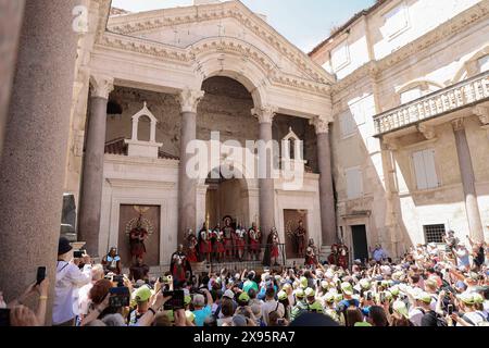 Split, Croatie. 29 mai 2024. Tous les jours pendant les mois d'été, à midi précis, les gardes romains dans le palais de l'empereur Dioclétien de Split effectuent la cérémonie de changement de garde sur le palais péristyle dans la partie ancienne de Split, en Croatie, dans le cadre d'un projet touristique de dix ans. Photo prise sur 29. Mai 2024. Photo : Ivana Ivanovic/PIXSELL crédit : Pixsell/Alamy Live News Banque D'Images