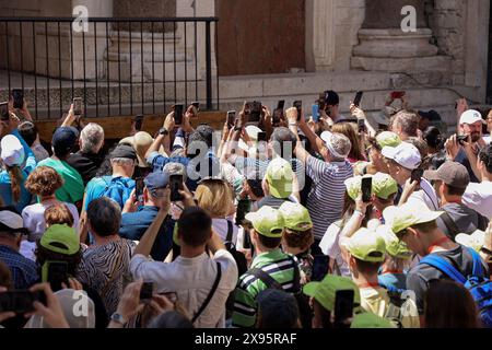 Split, Croatie. 29 mai 2024. Tous les jours pendant les mois d'été, à midi précis, les gardes romains dans le palais de l'empereur Dioclétien de Split effectuent la cérémonie de changement de garde sur le palais péristyle dans la partie ancienne de Split, en Croatie, dans le cadre d'un projet touristique de dix ans. Photo prise sur 29. Mai 2024. Photo : Ivana Ivanovic/PIXSELL crédit : Pixsell/Alamy Live News Banque D'Images