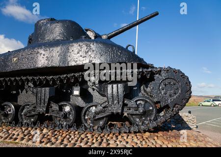 Angleterre, Devon, Torcross, Monument à l'opération Tiger pendant les préparatifs du débarquement en Normandie en 1944, avec le char Sherman récupéré Banque D'Images