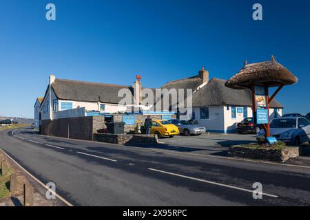 Angleterre, Devon, Torcross, le Pub Start Bay Inn et Coast Road Banque D'Images