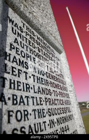 Angleterre, Devon, Slapton Sands, monument américain à la population locale déplacé pendant la formation au débarquement en Normandie en 1944 (détail de la plaque) Banque D'Images