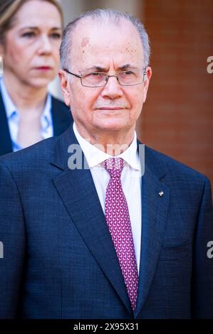 Le premier ministre palestinien Mohamed Mustafa a vu lors de la rencontre avec un groupe de ministres des pays arabes avec le premier ministre espagnol Pedro Sanchez au siège officiel du gouvernement espagnol au Palacio de la Moncloa. Les thèmes de la rencontre organisée par le premier ministre espagnol, parallèlement au conflit actuel à Gaza, seront la reconnaissance de l’Etat d’Israël par une partie des pays qui ne l’ont pas encore comme une action nécessaire pour ramener la paix au moyen-Orient. (Photo Alberto Gardin/SOPA images/SIPA USA) Banque D'Images