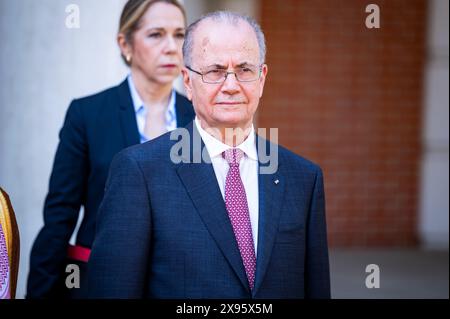 Le premier ministre palestinien Mohamed Mustafa a vu lors de la rencontre avec un groupe de ministres des pays arabes avec le premier ministre espagnol Pedro Sanchez au siège officiel du gouvernement espagnol au Palacio de la Moncloa. Les thèmes de la rencontre organisée par le premier ministre espagnol, parallèlement au conflit actuel à Gaza, seront la reconnaissance de l’Etat d’Israël par une partie des pays qui ne l’ont pas encore comme une action nécessaire pour ramener la paix au moyen-Orient. (Photo Alberto Gardin/SOPA images/SIPA USA) Banque D'Images