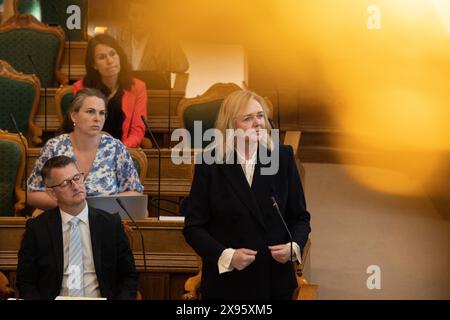 Au Folketinget, il y a un dernier débat avant la pause estivale. Mona Juul du Parti conservateur lors du débat final le mercredi 29 mai 2024. Il sera centré sur des questions adressées au premier ministre sur des questions de politique intérieure et étrangère. Le débat devrait se poursuivre jusqu'à minuit environ. Copenhagen Folketingssalen, Christiansborg Danemark Copyright : xKristianxTuxenxLadegaardxBergx 2E6A1184 Banque D'Images