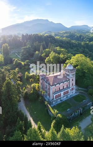 Coucher de soleil printanier sur Villa Toeplitz et ses jardins. Varèse, Lombardie, Italie. Banque D'Images