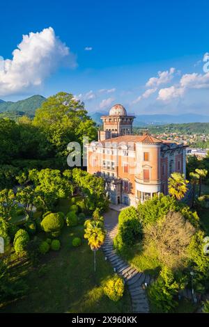 Coucher de soleil printanier sur Villa Toeplitz et ses jardins. Varèse, Lombardie, Italie. Banque D'Images