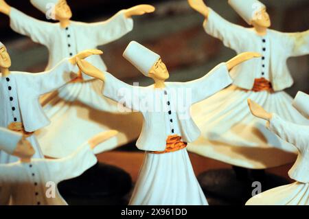 Turquie, Istanbul, Shop Display, Whirling Dervish souvenirs Banque D'Images