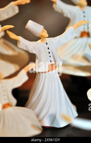 Turquie, Istanbul, Shop Display, Whirling Dervish souvenirs Banque D'Images