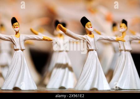 Turquie, Istanbul, Shop Display, Whirling Dervish souvenirs Banque D'Images