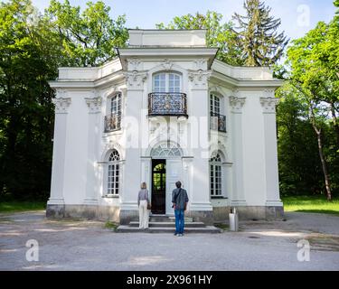 Pagode dans le palais de Nymphenburg (palais des Nymphes) et jardins dans le quartier ouest de Munich Neuhausen-Nymphenburg, en Bavière, dans le sud de l'Allemagne. Banque D'Images