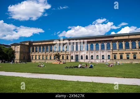 L'Alte Pinakothek (ancienne Pinakothek), célèbre musée d'art de Munich, Allemagne. Les gens se détendent sur l'herbe devant le bâtiment. Banque D'Images