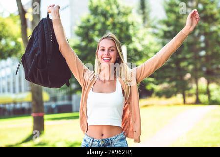 adolescente blonde de l'école, étudiante au collège ou à l'université avec sac à dos Banque D'Images