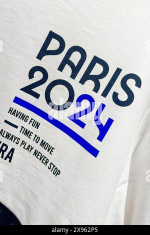 Paris, France. 29 mai 2024. Des vêtements et des souvenirs pour les Jeux olympiques de Paris 2024 sont offerts dans un supermarché à Paris, en France. Frank Molter/Alamy Live News Banque D'Images