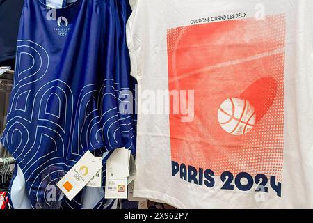 Paris, France. 29 mai 2024. Des vêtements et des souvenirs pour les Jeux olympiques de Paris 2024 sont offerts dans un supermarché à Paris, en France. Frank Molter/Alamy Live News Banque D'Images