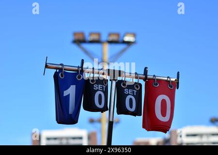 Tableau d'affichage sur court de tennis avec fond flou Banque D'Images