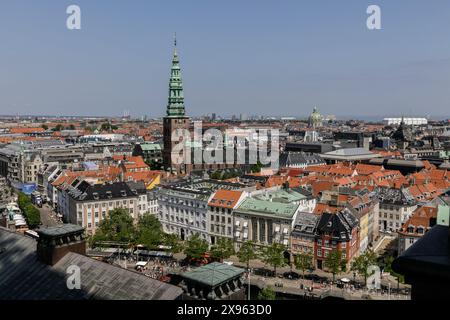 Copenhague, Danemark. 25 mai 2024. Une vue depuis la tour Christiansborg, située dans le bâtiment du Parlement danois, vers le quartier Gammel Strand et la Nikolaj Art Gallery ñ, un musée d’art contemporain installé dans une église reconvertie. Copenhague se classe au quatrième rang mondial dans l'enquête Mercer 2023 sur la qualité de vie. Une économie stable, d'excellents services éducatifs et une sécurité sociale élevée le rendent attrayant pour les habitants et les touristes. Copenhague est également l'une des villes les plus chères du monde et une destination touristique populaire. Crédit : SOPA images Limited/Alamy Live News Banque D'Images