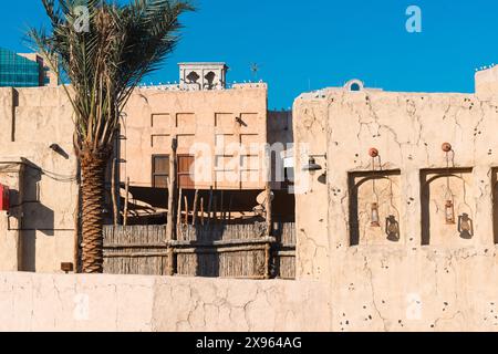 Dubaï, Émirats arabes Unis - 6 janvier 2024 : L'architecture complexe d'une ancienne mosquée se dresse sous le ciel bleu clair du Vieux Dubaï, mettant en valeur la richesse de la ville Banque D'Images