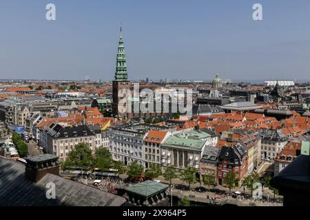 Copenhague, Danemark. 25 mai 2024. Une vue depuis la tour Christiansborg, située dans le bâtiment du Parlement danois, vers le quartier Gammel Strand et la Nikolaj Art Gallery ñ, un musée d’art contemporain installé dans une église reconvertie. Copenhague se classe au quatrième rang mondial dans l'enquête Mercer 2023 sur la qualité de vie. Une économie stable, d'excellents services éducatifs et une sécurité sociale élevée le rendent attrayant pour les habitants et les touristes. Copenhague est également l'une des villes les plus chères du monde et une destination touristique populaire. (Photo de Volha Shukaila/SOPA images/Sipa USA) crédit : Sipa USA/Alamy Live News Banque D'Images