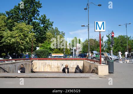 Bucarest, Roumanie. 24 mai 2024. Vue sur l'entrée de la station de métro Unirii Square dans le centre-ville Banque D'Images