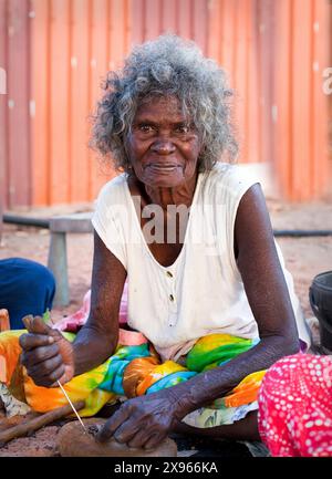 Portrait d'une femme, aînée aborigène, à Nyinyikay Homeland, East Arnhem Land, territoire du Nord, Australie, Pacifique Banque D'Images