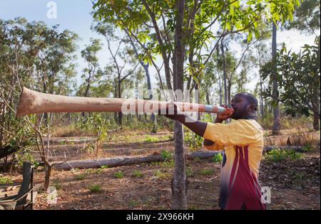 Aîné aborigène jouant un didgeridoo fraîchement coupé, Nyinyikay Homeland, East Arnhem Land, territoire du Nord, Australie, Pacifique Banque D'Images