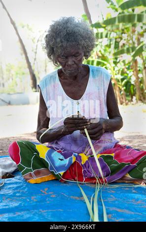 Une femme, aîné aborigène, paniers de tissage, Nyinyikay Homeland, East Arnhem Land, territoire du Nord, Australie, Pacifique Banque D'Images