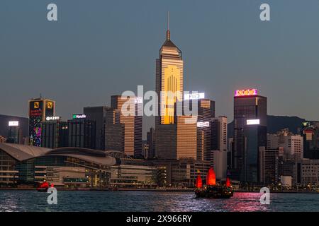 Bateau à voile traditionnel en face de bâtiments de grande hauteur dans le centre de Hongkong, Chine, Asie Banque D'Images