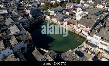 Aérien du village historique de Hongcun, site du patrimoine mondial de l'UNESCO, Huangshan, Anhui, Chine, Asie Banque D'Images