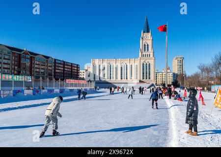Patinoire en face de l'ancienne cathédrale, Heihe, Heilongjiang, Chine, Asie Banque D'Images