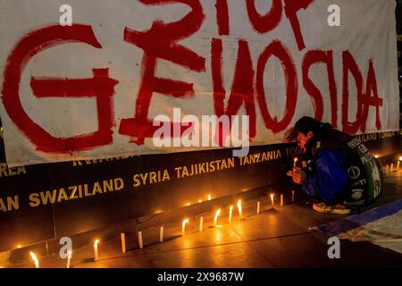 Bandung, Java occidental, Indonésie. 29 mai 2024. Les gens prient et allument des bougies comme une forme de solidarité et de soutien pour le peuple palestinien de Bandung. Art solidarité pour la Palestine condamne les frappes aériennes israéliennes visant le camp de réfugiés de Rafah dans le sud de Gaza, qui ont fait des dizaines de morts et de blessés, dont des enfants, et propose le 26 mai 2024 comme Journée internationale de deuil. (Crédit image : © Algi Febri Sugita/ZUMA Press Wire) USAGE ÉDITORIAL SEULEMENT! Non destiné à UN USAGE commercial ! Banque D'Images