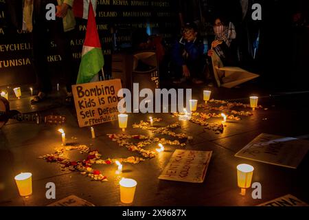 Bandung, Java occidental, Indonésie. 29 mai 2024. Les gens prient et allument des bougies comme une forme de solidarité et de soutien pour le peuple palestinien de Bandung. Art solidarité pour la Palestine condamne les frappes aériennes israéliennes visant le camp de réfugiés de Rafah dans le sud de Gaza, qui ont fait des dizaines de morts et de blessés, dont des enfants, et propose le 26 mai 2024 comme Journée internationale de deuil. (Crédit image : © Algi Febri Sugita/ZUMA Press Wire) USAGE ÉDITORIAL SEULEMENT! Non destiné à UN USAGE commercial ! Banque D'Images