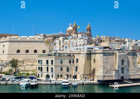 La basilique de la Nativité de Marie s'élevant au-dessus de Senglea, Valette, Malte, Méditerranée, Europe Banque D'Images