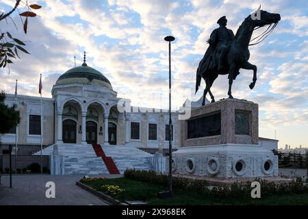 Statue d'Ataturk, maréchal, homme d'État révolutionnaire et père fondateur de la République, située en face du Musée d'Ethnographie, Ankara Banque D'Images