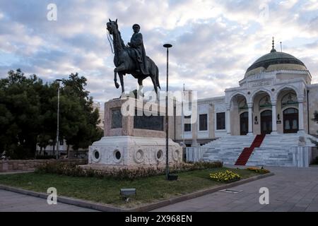 Statue d'Ataturk, maréchal, homme d'État révolutionnaire et père fondateur de la République, située en face du Musée d'Ethnographie, Ankara Banque D'Images