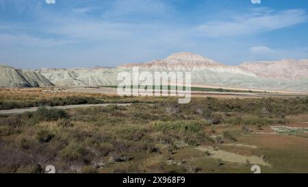 Vue des montagnes colorées de Nallıhan depuis Davutoglan, un quartier dans le district de Nallıhan, province d'Ankara, Anatolie, Turquie, Eurasie Banque D'Images