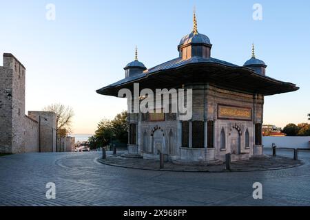 Vue de la fontaine (Sebil) du sultan Ahmed III devant la porte impériale du palais de Topkapı, UNESCO, Istanbul Banque D'Images