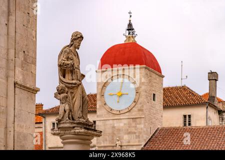 Statue des Heiligen Johannes und der Uhrturm der Stadtloggia in Trogir, Kroatien, Europa | Statue of John on a créé Lawrence Square and the City lo Banque D'Images