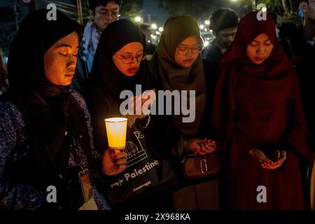 Bandung, Java occidental, Indonésie. 29 mai 2024. Les gens prient et allument des bougies comme une forme de solidarité et de soutien pour le peuple palestinien de Bandung. Art solidarité pour la Palestine condamne les frappes aériennes israéliennes visant le camp de réfugiés de Rafah dans le sud de Gaza, qui ont fait des dizaines de morts et de blessés, dont des enfants, et propose le 26 mai 2024 comme Journée internationale de deuil. (Crédit image : © Algi Febri Sugita/ZUMA Press Wire) USAGE ÉDITORIAL SEULEMENT! Non destiné à UN USAGE commercial ! Banque D'Images